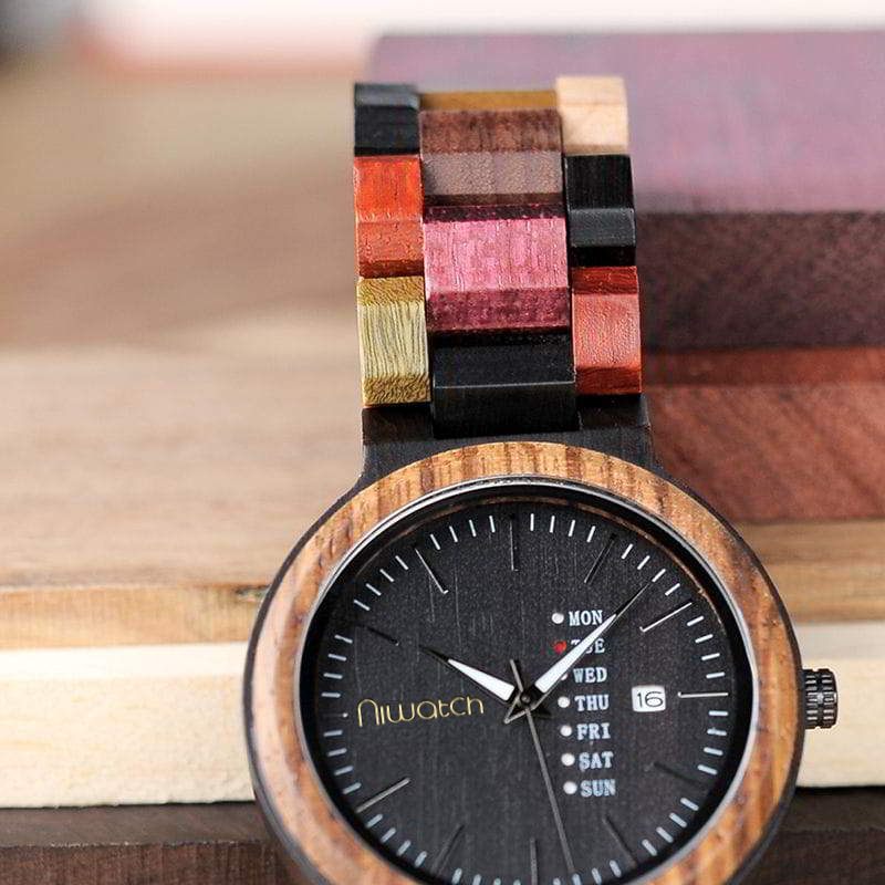 drewniany-zegarek-niwatch-colour-tarcza-38mm-z-datownikiem-zblizenie-na-tarcze-zegarka